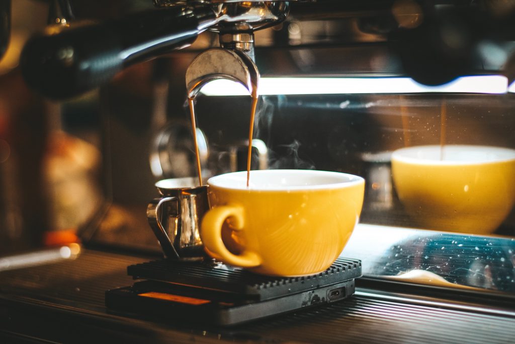 Café : la forme de la tasse influence-t-elle le goût ?